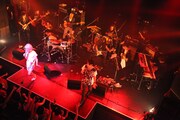 アルカラ壱がゲスト参加したHEREのライブの様子。（撮影：高畠正人）