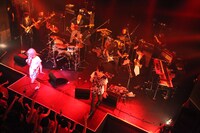 アルカラ壱がゲスト参加したHEREのライブの様子。（撮影：高畠正人）