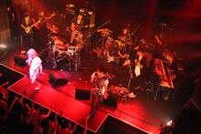 アルカラ壱がゲスト参加したHEREのライブの様子。（撮影：高畠正人）