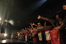 ピエール中野のライブの様子。（撮影：高畠正人）