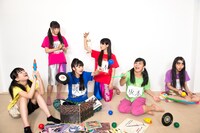 ナタリーPower Pushではチームしゃちほこのメンバーによる1stアルバム「ひまつぶし」の全曲解説を公開中。