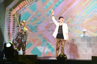左からVERBAL（m-flo）、和田アキ子、☆Taku（m-flo）。