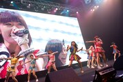アップアップガールズ（仮）とCheeky Paradeによるコラボステージの様子。