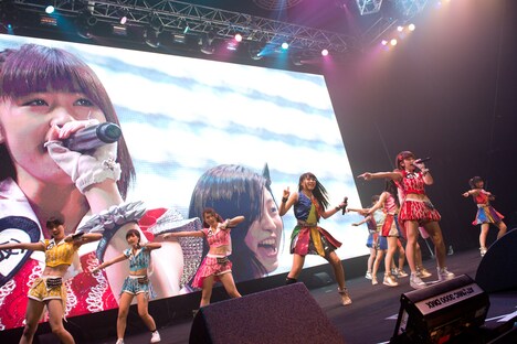 アップアップガールズ（仮）とCheeky Paradeによるコラボステージの様子。