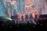 アップアップガールズ（仮）とCheeky Paradeによるコラボステージの様子。