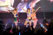 アップアップガールズ（仮）とCheeky Paradeによるコラボステージの様子。