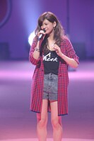 「Seventeen 夏の学園祭2014」のステージで涙する西内まりや。