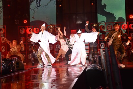 ダンサーと“ゾンビダンス”を踊るRYUJI、MASAKI。