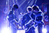 今週の人気画像2位は「DISH//作詞作曲『また明日』野音で演奏」より、「また明日」を演奏するDISH//。