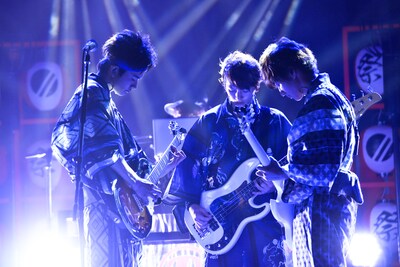 今週の人気画像2位は「DISH//作詞作曲『また明日』野音で演奏」より、「また明日」を演奏するDISH//。