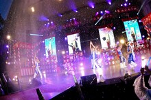 水しぶきの中でパフォーマンスするDISH//。