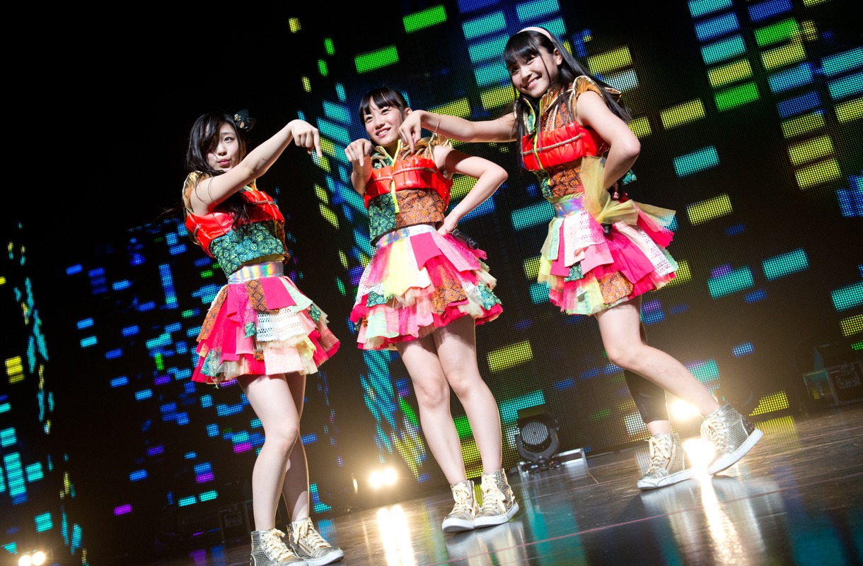 鈴木友梨耶、関根優那、永井日菜による「年上コイモヨヲ」の様子。