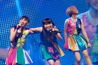 左から関根優那、永井日菜、鈴木真梨耶。