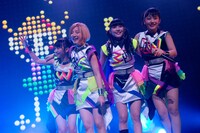 左から関根優那、鈴木真梨耶、永井日菜、小鷹狩百花。