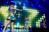 鈴木真梨耶、小鷹狩百花によるユニット曲「宇宙飛行センセーション」の様子。