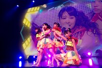 渡辺亜紗美、山本真凜、島崎莉乃、溝呂木世蘭による「恋テレポーテーション」の様子。