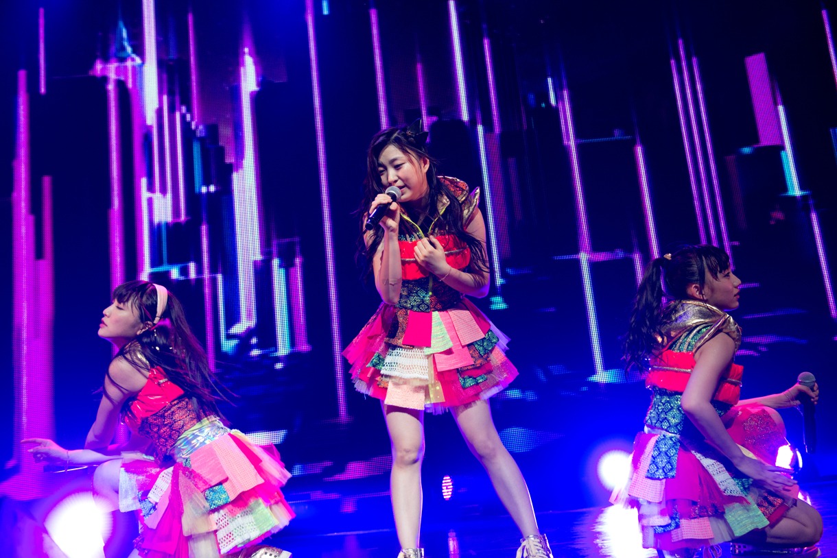 永井日菜、鈴木友梨耶、関根優那、による「年上コイモヨヲ」の様子。