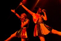 左から鈴木真梨耶、鈴木友梨耶。