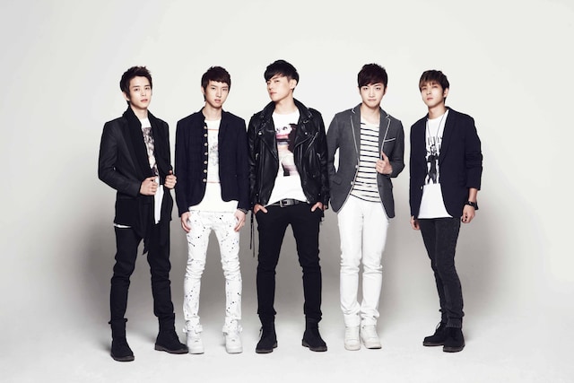 SM☆SH。左から4番目のナルは活動休止中、5番目のセゲは卒業。