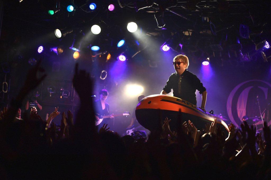 「プレイボーイ」演奏中にゴムボートに乗ってフロアを移動する沢田チャレンジ（Vo）。