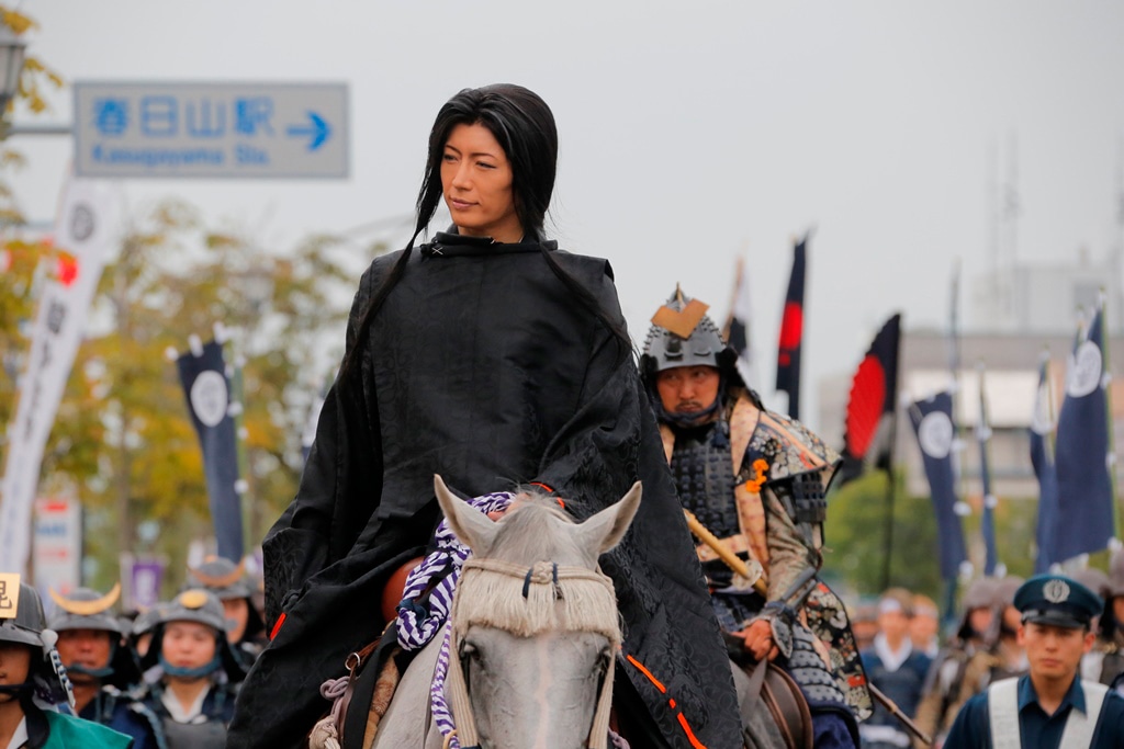 今週の人気画像10位は「GACKT、『謙信公祭』で白馬にまたがり出陣」より、上杉謙信に扮したGACKT。