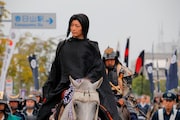 今週の人気画像10位は「GACKT、『謙信公祭』で白馬にまたがり出陣」より、上杉謙信に扮したGACKT。