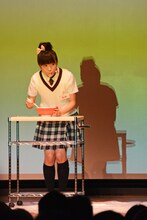 ラーメンをすする菊地最愛。