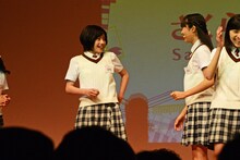 さくら学院「すごい物理学の授業」1部で張り手を食らった倉島颯良（左）と、張り手を食らわせた田口華。
