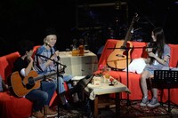 吉田山田と片平里菜。