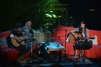 吉田山田と片平里菜。