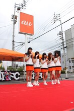 auショップ鷹ノ子店でイベントを行うひめキュンフルーツ缶。