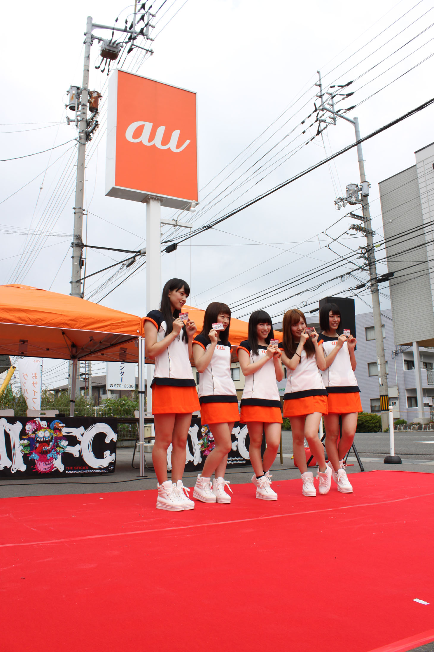 auショップ鷹ノ子店でイベントを行うひめキュンフルーツ缶。