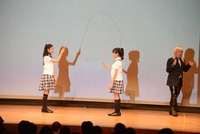 縄跳びロープを回す岡田愛と大賀咲希。