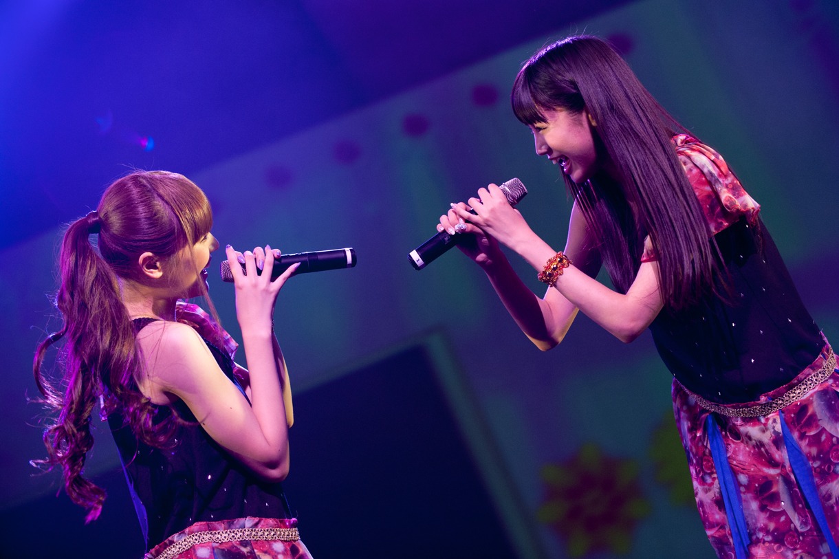 左から山田朱莉、志田友美。
