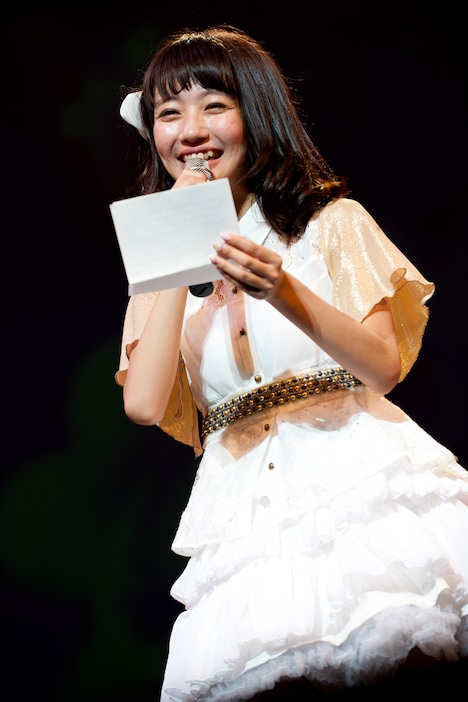 感謝の手紙を読む荻野可鈴。