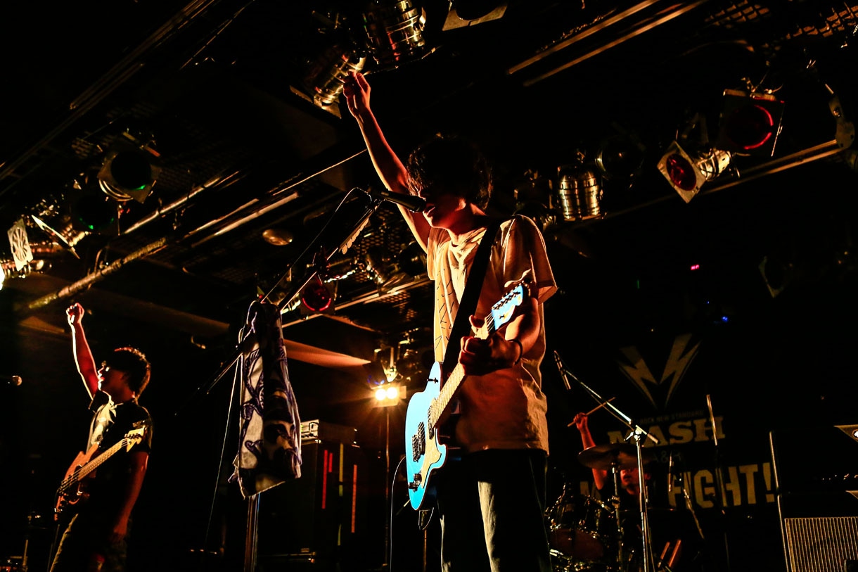 大阪公演に出演したLAMP IN TERRENのライブの様子。（撮影：渡邉一生）