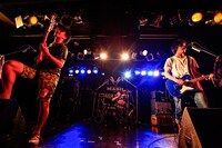 大阪公演に出演したLAMP IN TERRENのライブの様子。（撮影：渡邉一生）