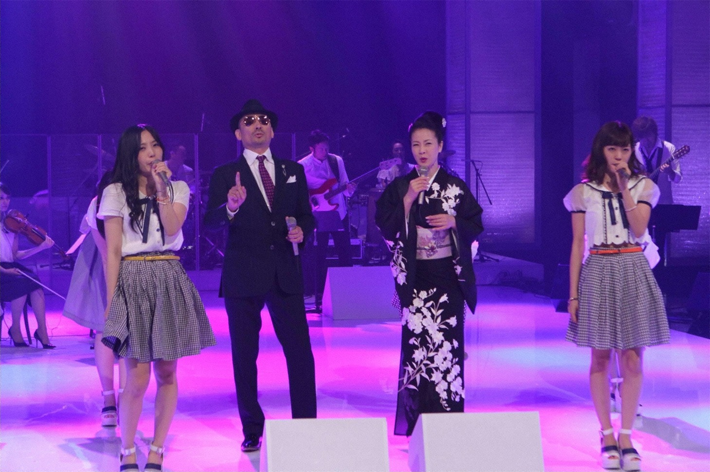 「MUSIC FAIR」でのコラボパフォーマンスの様子。(c)フジテレビ