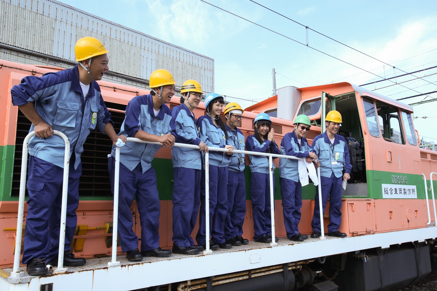 テレビ朝日系「タモリ倶楽部『いよいよ来春、金沢まで開業!! 北陸新幹線E7系を作ろう』」のワンシーン。廣田あいかは右から3番目。
