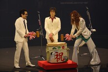 鏡開きをするTHE ALFEE。