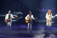 ライブ中のTHE ALFEE。