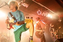 大阪公演に出演したTHE ORAL CIGARETTESのライブの様子。（撮影：渡邉一生）