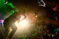 大阪公演に出演したTHE ORAL CIGARETTESのライブの様子。（撮影：渡邉一生）