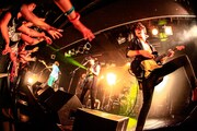 大阪公演に出演したTHE ORAL CIGARETTESのライブの様子。（撮影：渡邉一生）