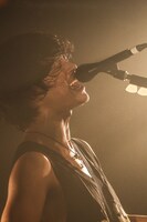 大阪公演に出演したTHE ORAL CIGARETTESのライブの様子。（撮影：渡邉一生）