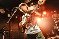 東京公演に出演したTHE ORAL CIGARETTESのライブの様子。（撮影：釘野孝宏）