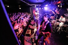 東京公演に出演したTHE ORAL CIGARETTESのライブの様子。（撮影：釘野孝宏）