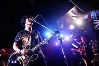 東京公演に出演したTHE ORAL CIGARETTESのライブの様子。（撮影：釘野孝宏）