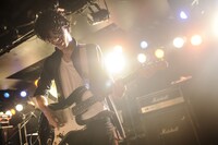 東京公演に出演したTHE ORAL CIGARETTESのライブの様子。（撮影：釘野孝宏）