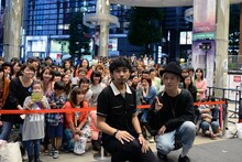 ミニライブの観客と記念撮影をする吉田山田。